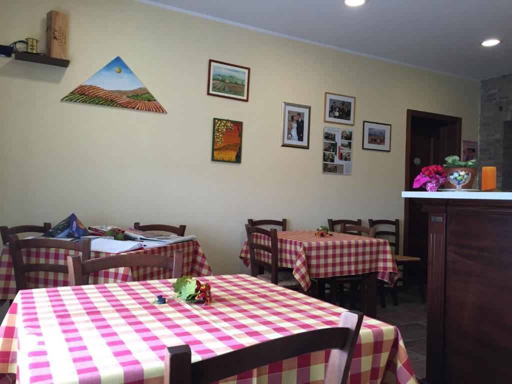 a restaurant with two tables with red and white checkered table cloth at Agriturismo Finestre di Langa in Trezzo Tinella