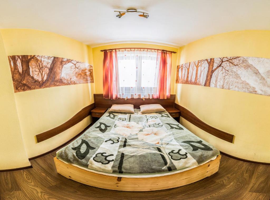 a bedroom with a large bed in a room at Bajeczny domek Andrzejówka in Polańczyk