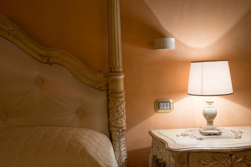 una lámpara en una mesa al lado de una cama en Villa Silvana, en Boscoreale