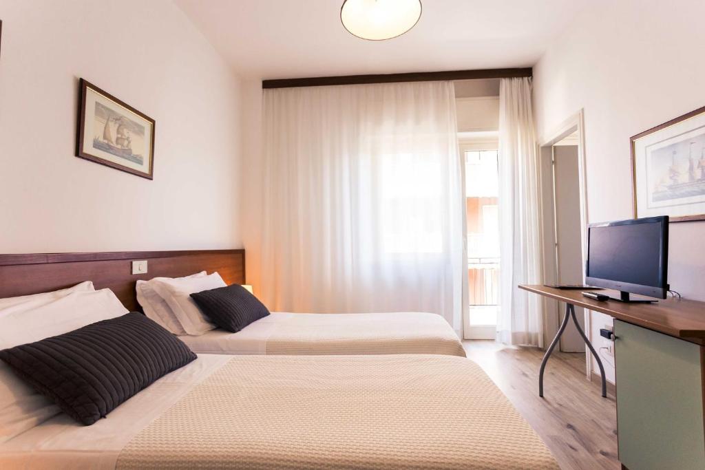 Televízia a/alebo spoločenská miestnosť v ubytovaní Hotel Antagos