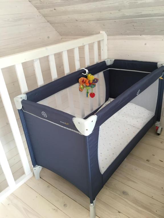 a blue crib in a childs bedroom with a toy at 8 Sosen Pobierowo in Pobierowo