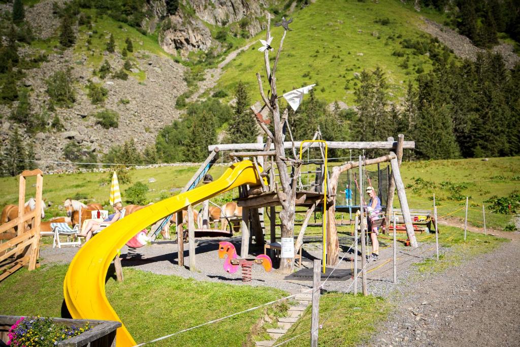 Herní místnost nebo prostor pro děti v ubytování Almhof-Reithof Pitztal