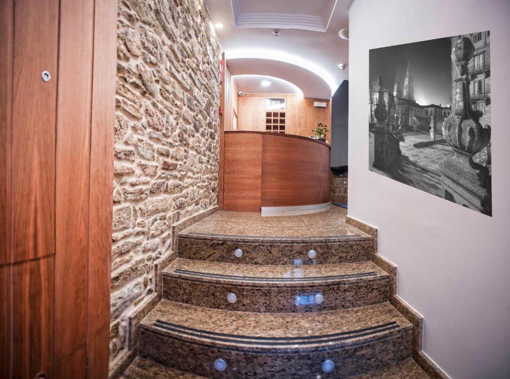 una habitación con una escalera que conduce a una caja de escaleras en la Pensión O Códice de Santiago de Compostela