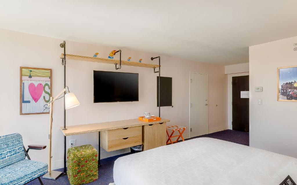 TV a/nebo společenská místnost v ubytování Plunge Beach Resort