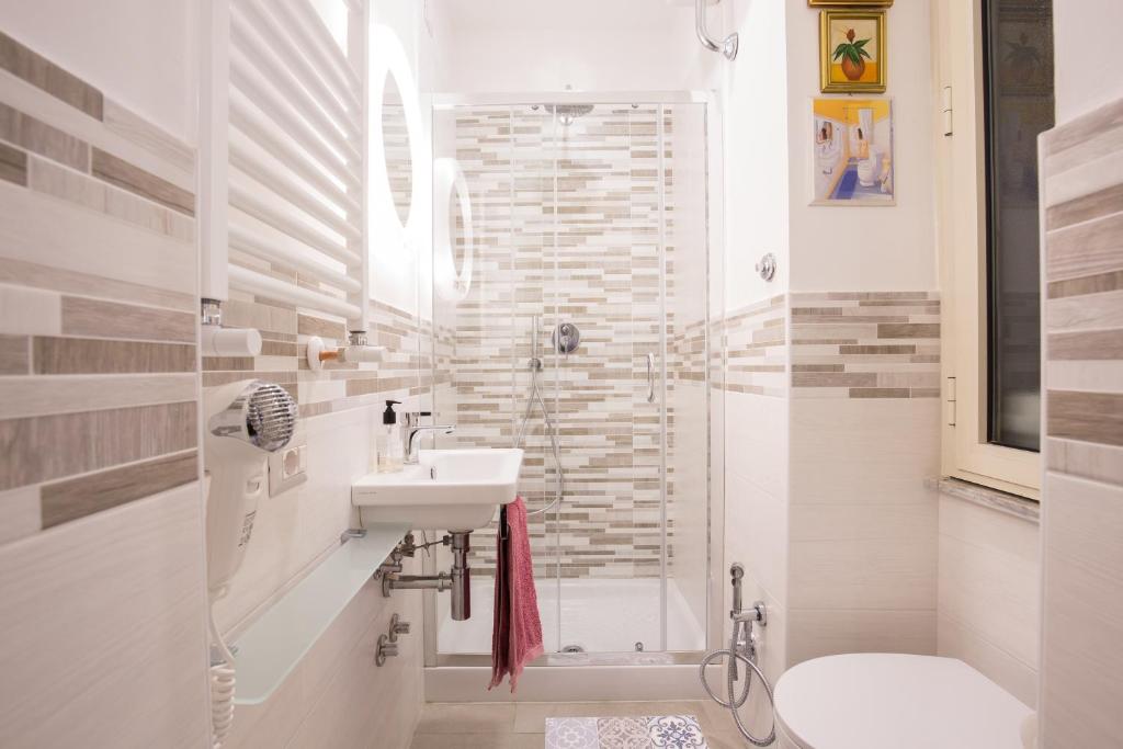 A bathroom at Vatican Rooms Irene