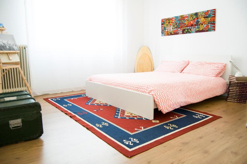 un letto in una stanza con un tappeto sul pavimento di Nanda house a Piove di Sacco