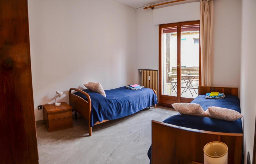 a room with two beds and a window at Appartamento Eden in Venice-Lido