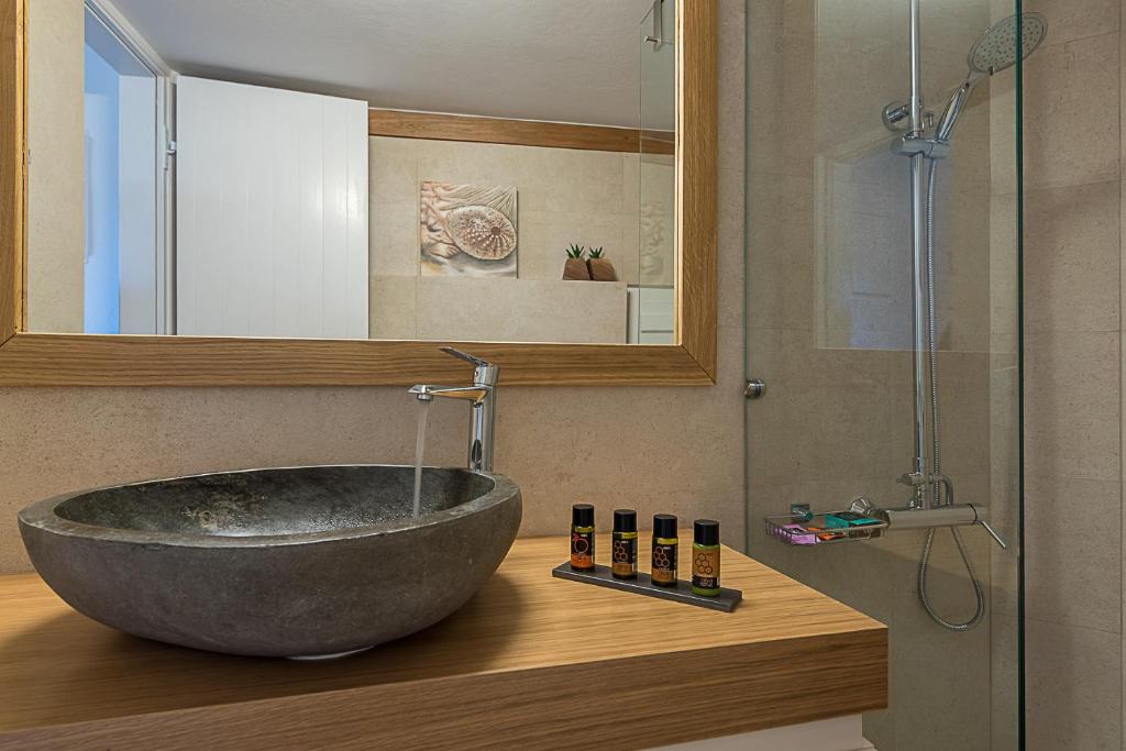 Lithinon Luxury Suites with Free Parking - 12