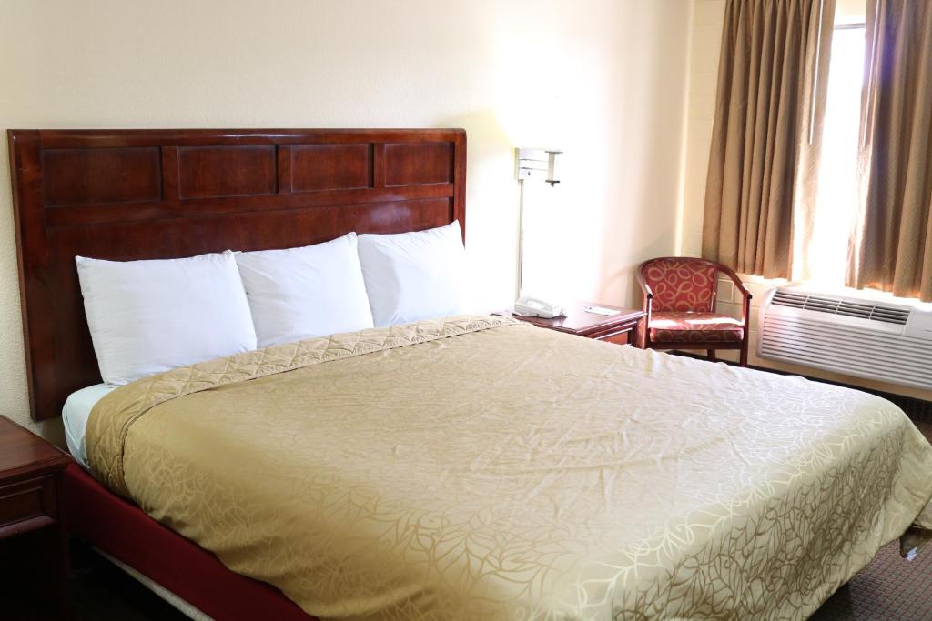 Postel nebo postele na pokoji v ubytování Budget Inn Flagstaff