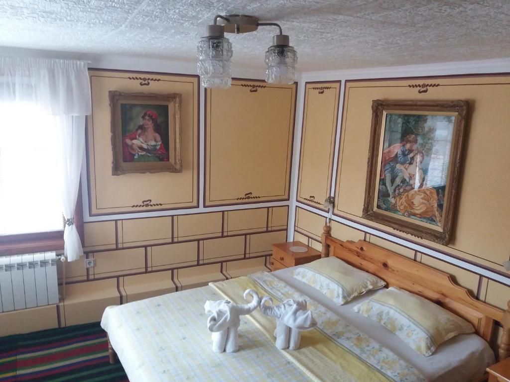 Postel nebo postele na pokoji v ubytování Guest House Bashtina Striaha