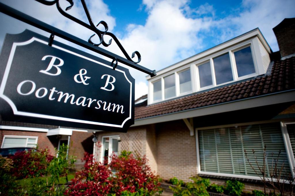 un panneau indiquant un restaurant devant une maison dans l'établissement B&B Ootmarsum, à Ootmarsum