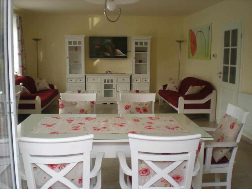 a dining room with a table and chairs at Ferienhaus Arielle in Glowe