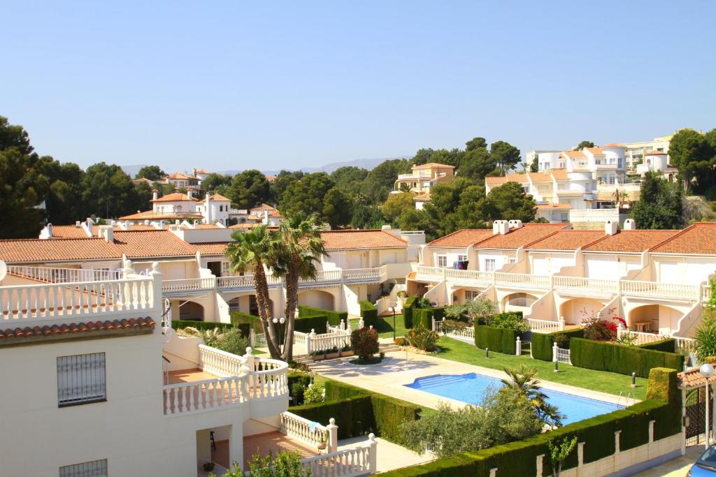 - une vue aérienne sur une villa avec une piscine dans l'établissement ARENDA Pino Alto Holiday Home Cristal 8, à Miami Platja