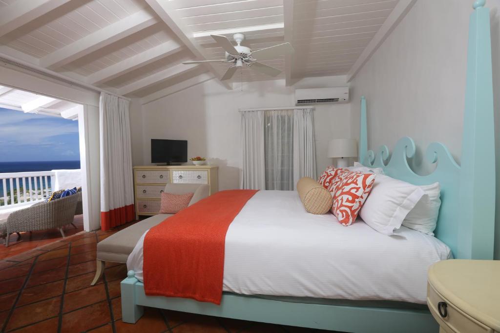 Letto o letti in una camera di Windjammer Landing Resort and Residences