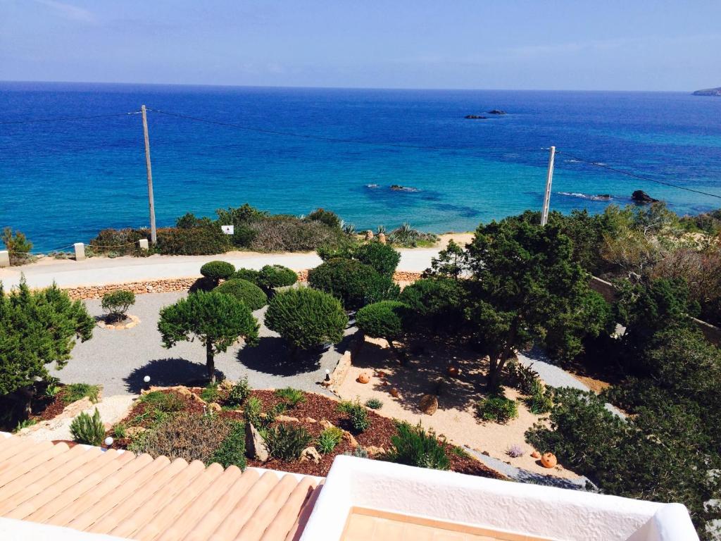 einen Blick auf den Garten mit dem Meer im Hintergrund in der Unterkunft Arenal d´Or in Platja d'es Figueral