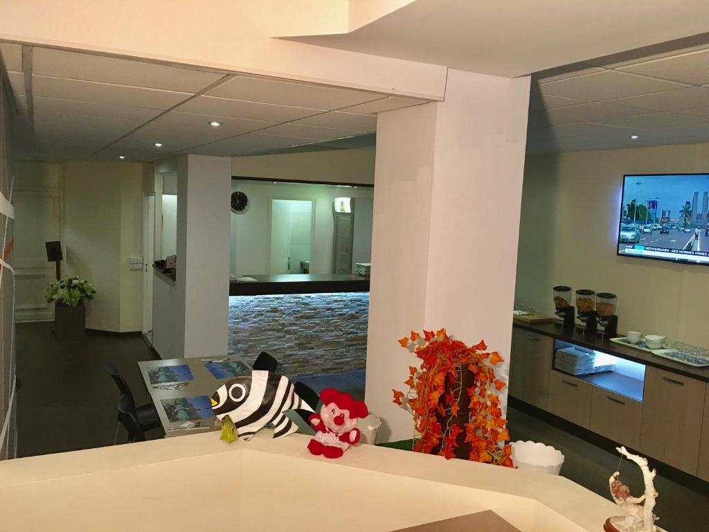 TV a/nebo společenská místnost v ubytování Hotel Le Paris