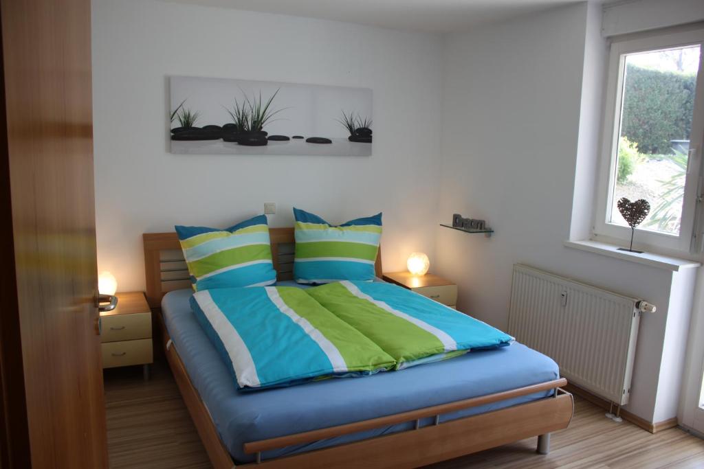 1 dormitorio con cama y ventana en Ferienwohnung Laurias, en Kappel-Grafenhausen