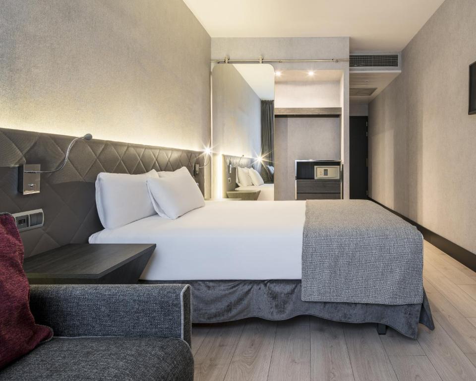 A bed or beds in a room at Ilunion Bel-Art