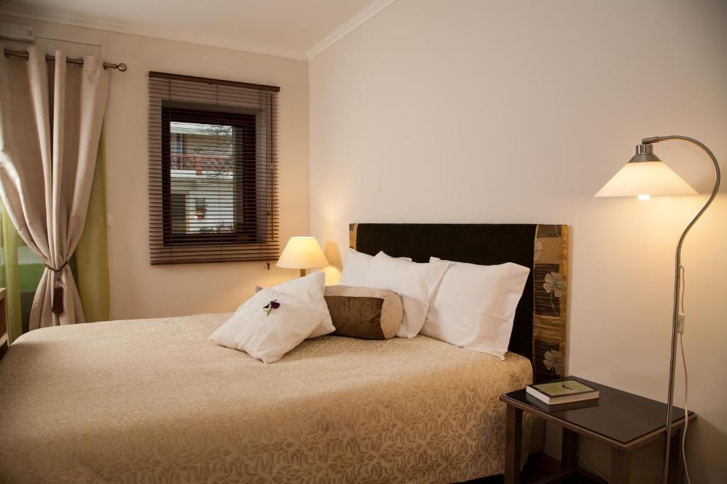 سرير أو أسرّة في غرفة في Vila dos Castanheiros