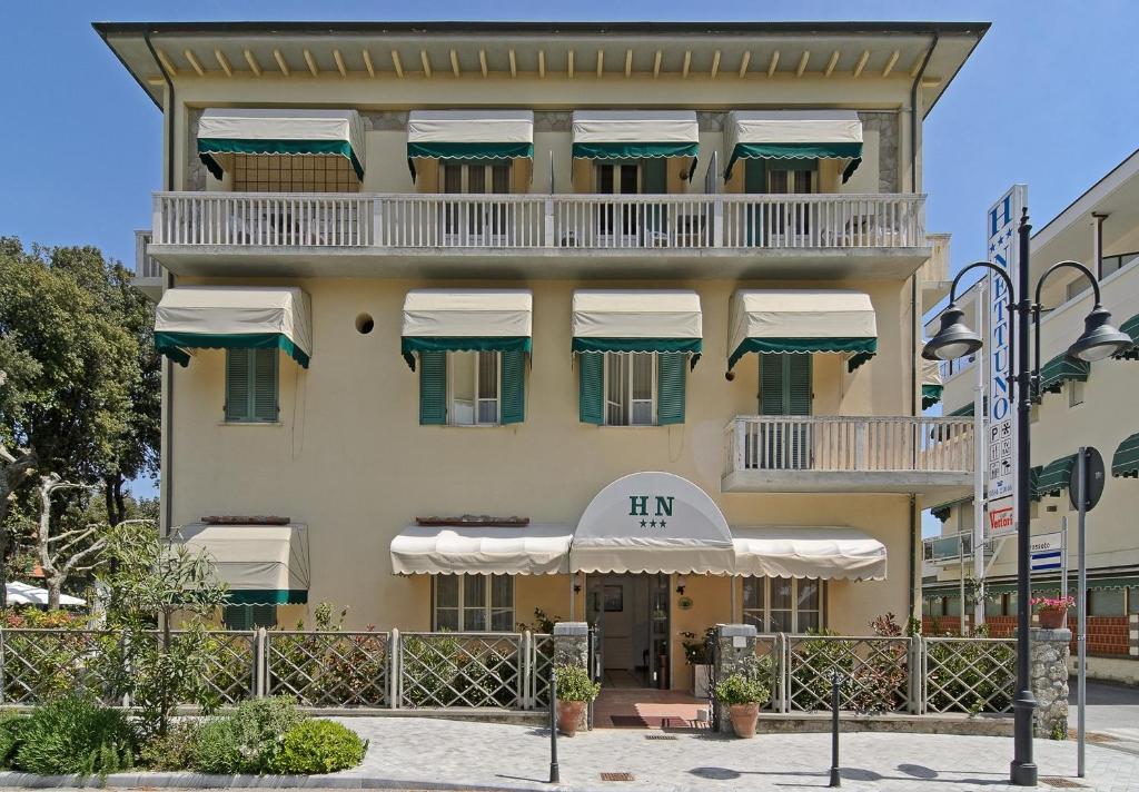 a building with a sign that says ten inn at Hotel Nettuno in Marina di Pietrasanta