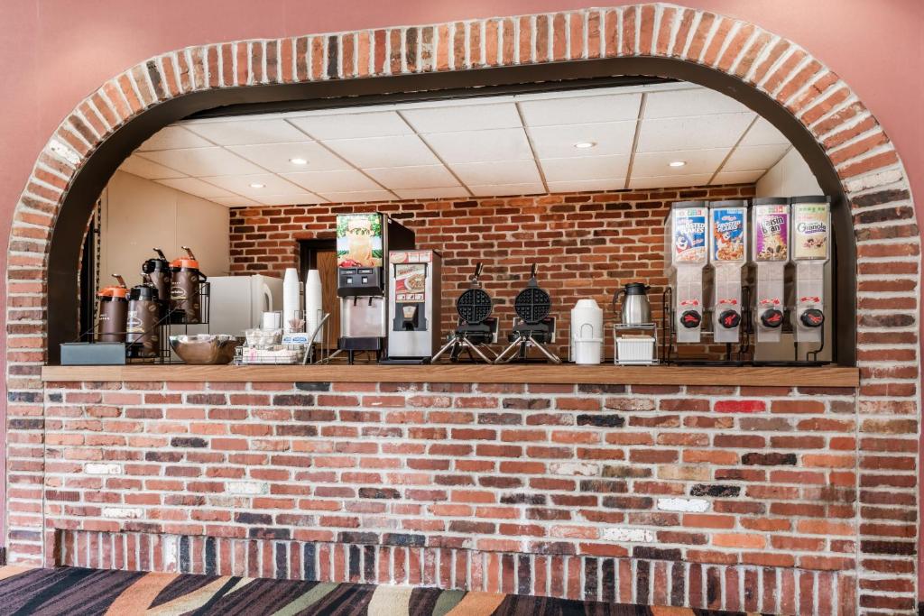 Super 8 by Wyndham State College photo