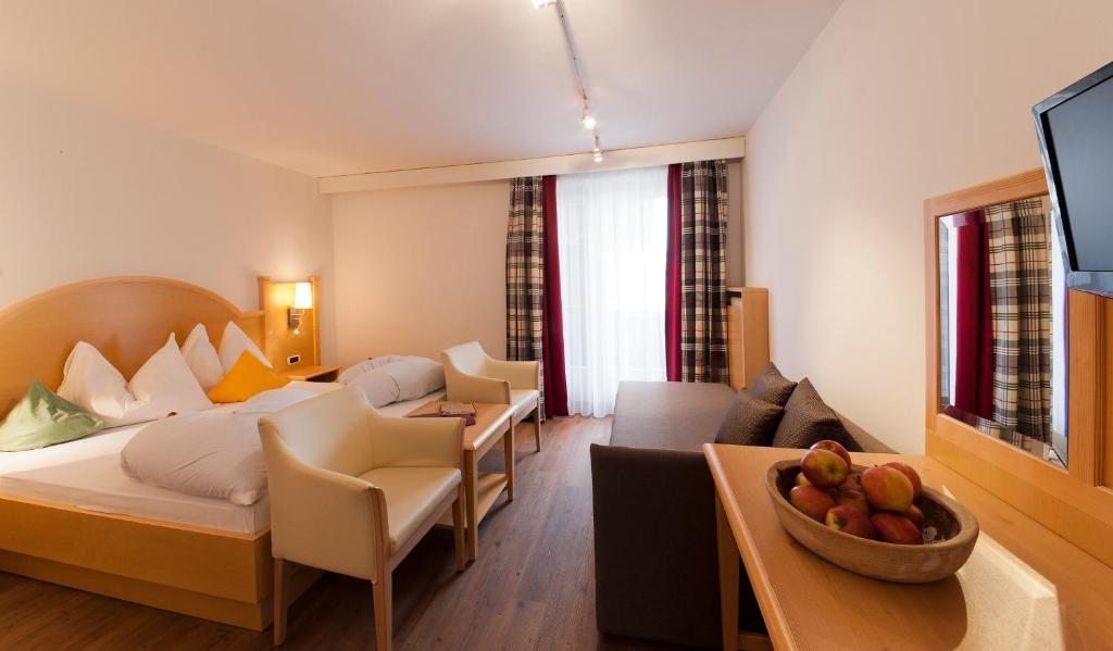 Televízia a/alebo spoločenská miestnosť v ubytovaní Geniesserhotel Messnerwirt Olang