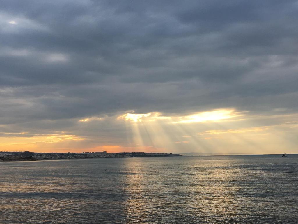 プンタ・セッカにあるCasa vacanze Anticaglieの太陽の光が差し込む海の景色