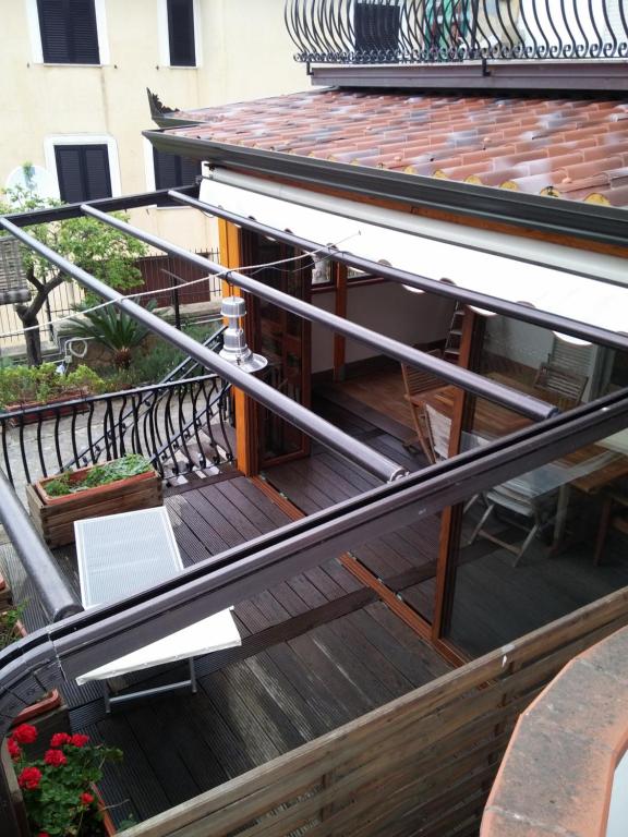 una escalera exterior de una casa con barandilla metálica en Villa Melina Appartamenti en Santa Maria di Castellabate
