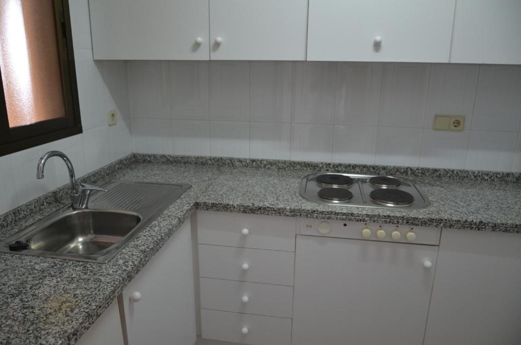 Kuchyňa alebo kuchynka v ubytovaní Apartamentos Oasis Benidorm