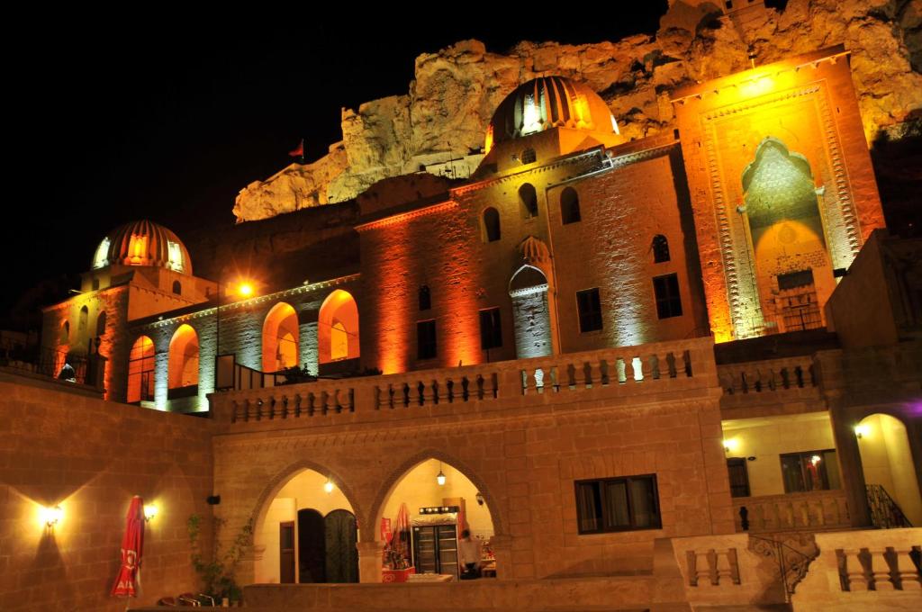a building is lit up at night at Zinciriye Hotel in Mardin