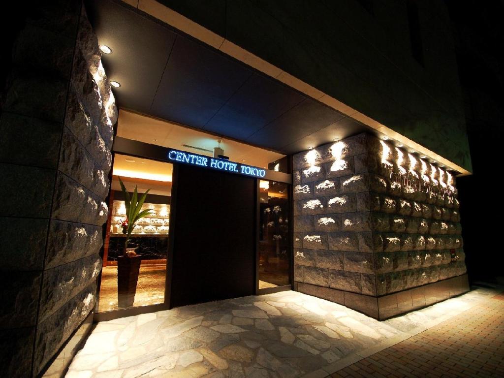 una porta d'ingresso di un hotel di notte di Center Hotel Tokyo a Tokyo