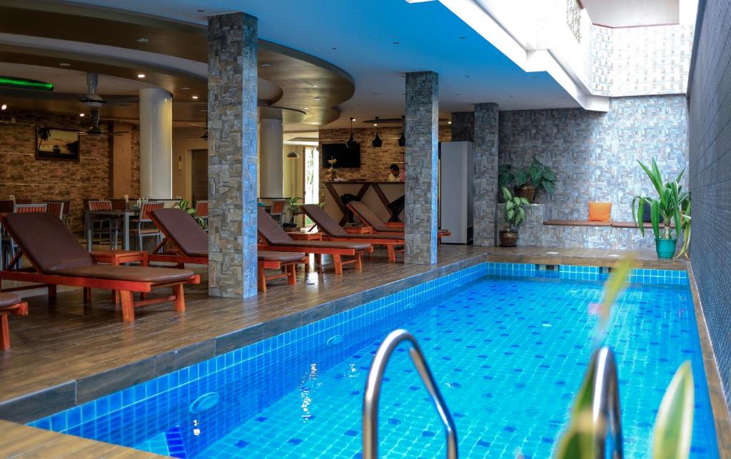 Triton Beach Hotel & Spa tesisinde veya buraya yakın yüzme havuzu