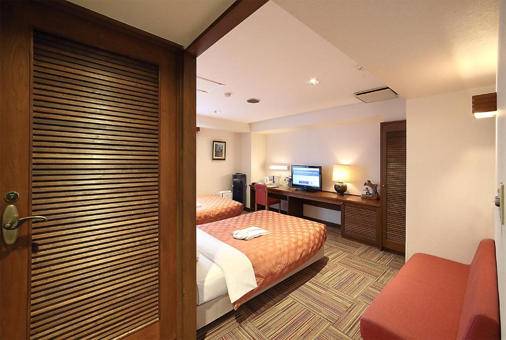 TV a/nebo společenská místnost v ubytování Kumegawa Wing Hotel