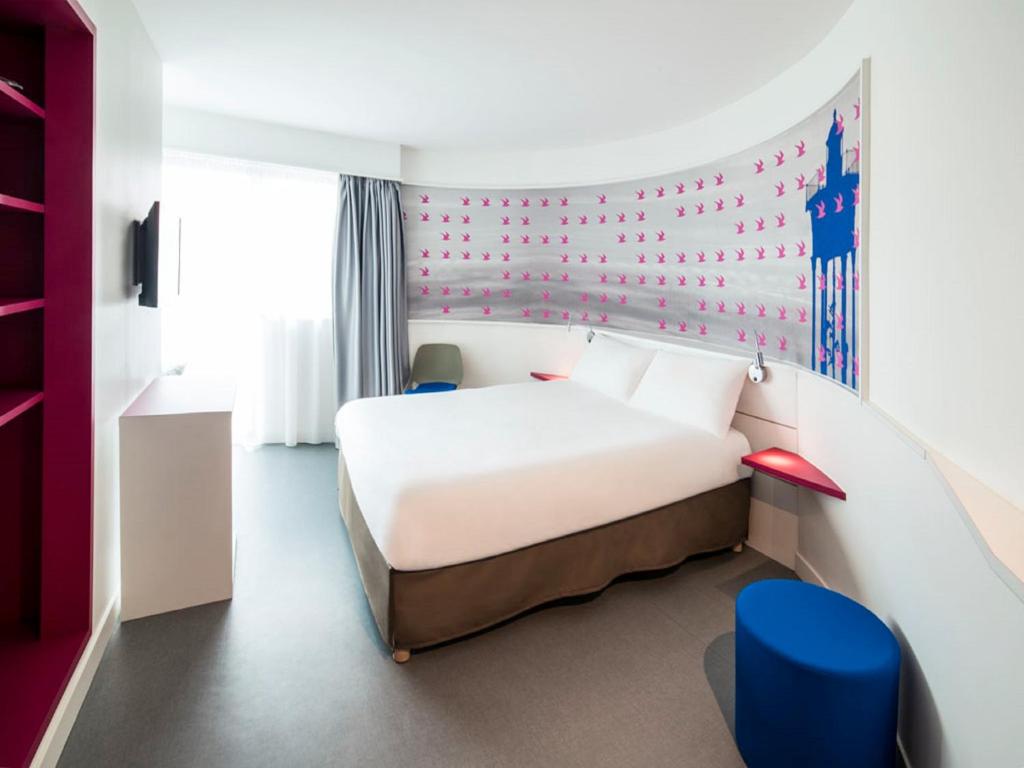 Postel nebo postele na pokoji v ubytování Ibis Styles Collioure Port Vendres
