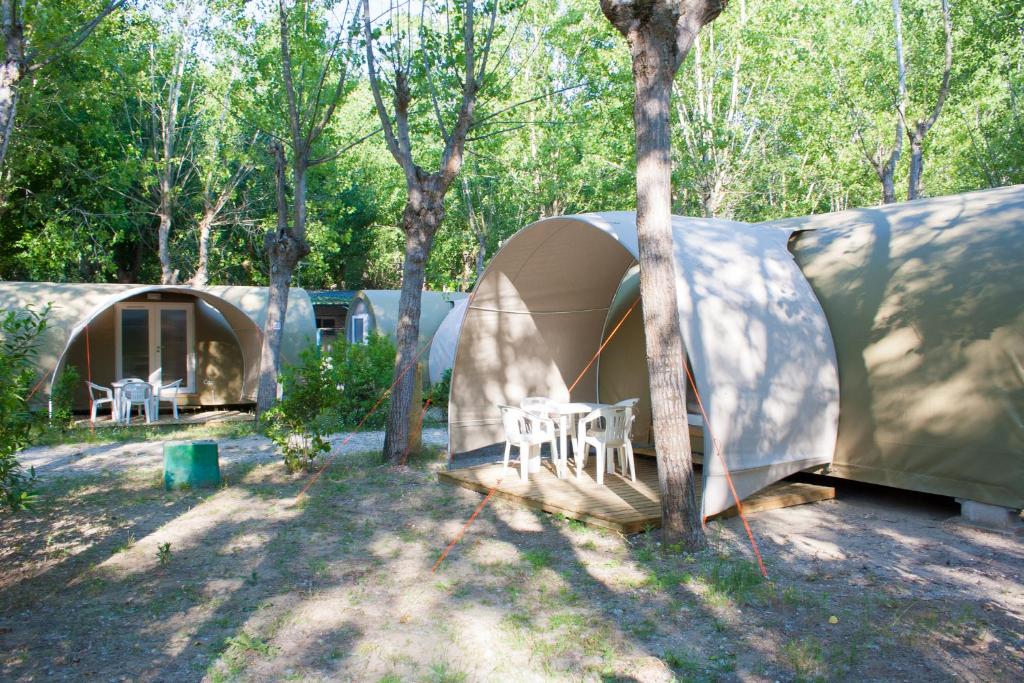 A garden outside Camping dei Tigli