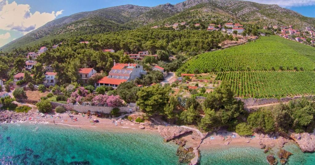 - une vue aérienne sur un complexe sur une colline avec une plage dans l'établissement Hotel Skalinada, à Zavala