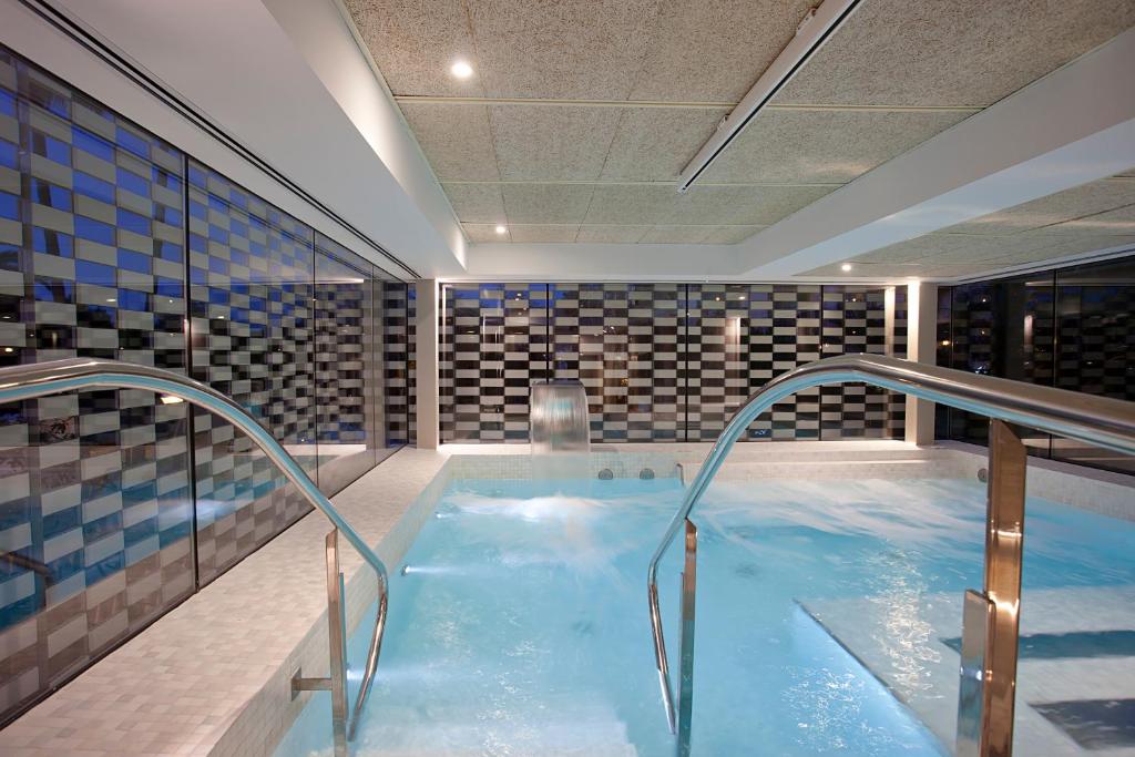 สระว่ายน้ำที่อยู่ใกล้ ๆ หรือใน Bahía de Alcudia Hotel & Spa