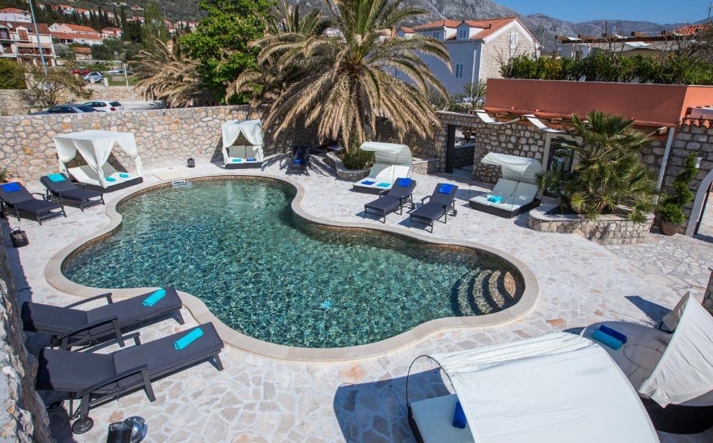 an overhead view of a swimming pool with chaise lounge chairs at Villa Diamond in Mlini