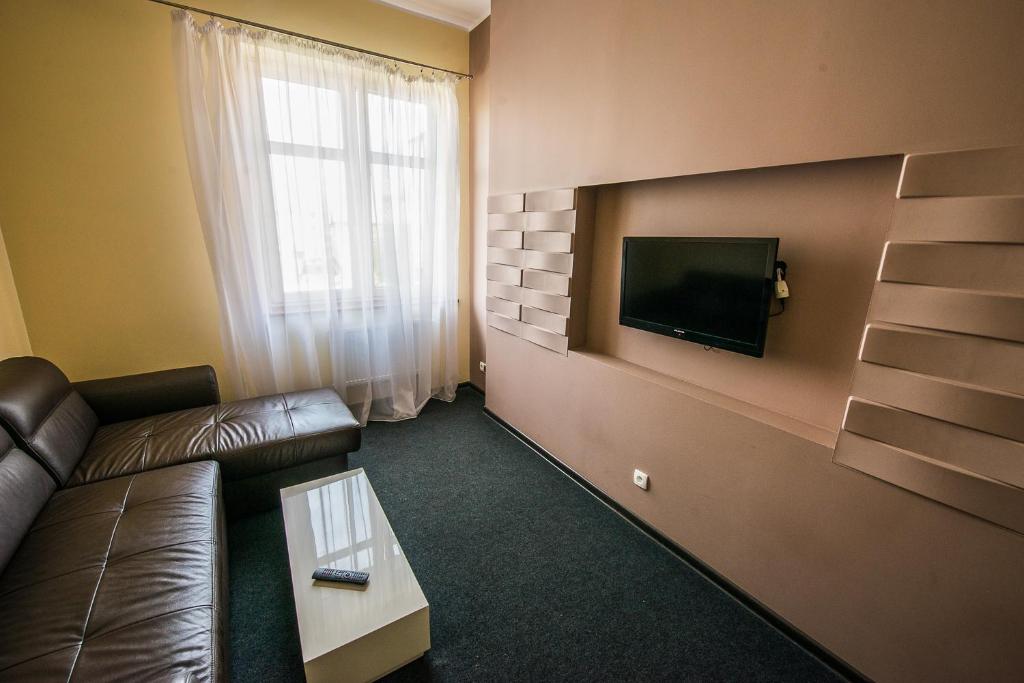 TV a/nebo společenská místnost v ubytování Apartamenty Kuźnia