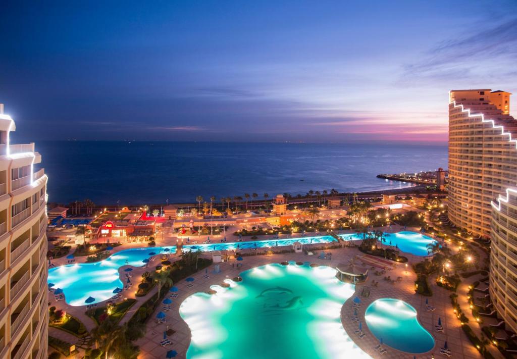 eine Luftansicht eines Resorts mit Pool in der Nacht in der Unterkunft Porto Sokhna Beach Resort in Ain Suchna