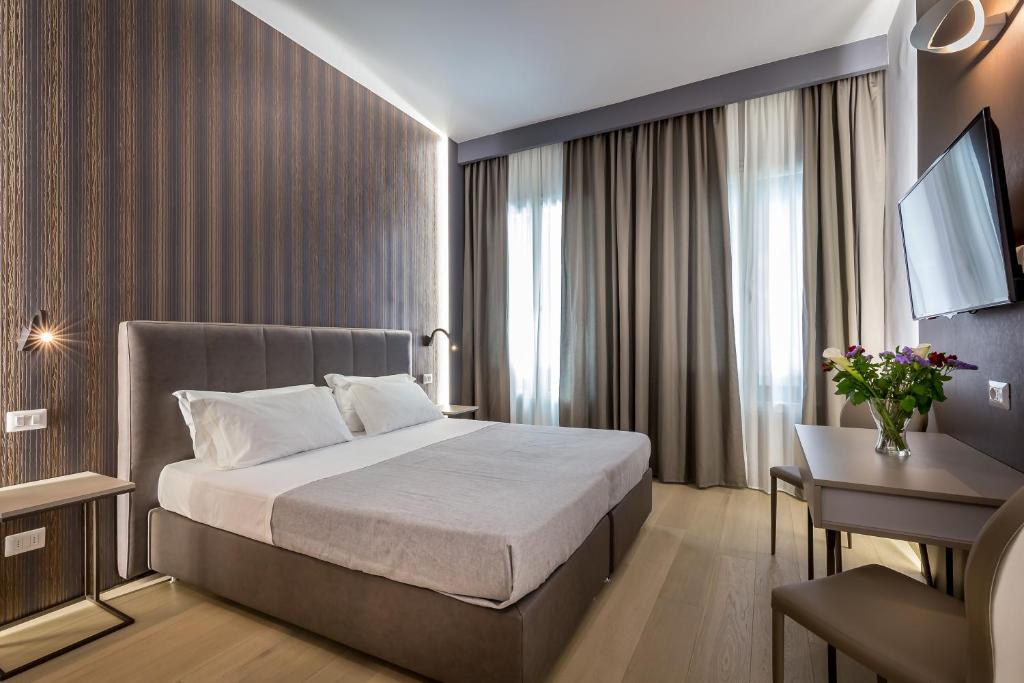 Habitación de hotel con cama y mesa en Blu Notte Guest House, en Florencia