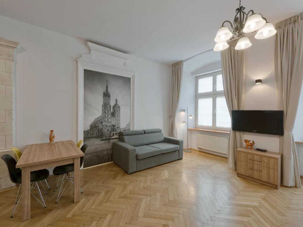 Televízia a/alebo spoločenská miestnosť v ubytovaní Krakow For You Budget Apartments