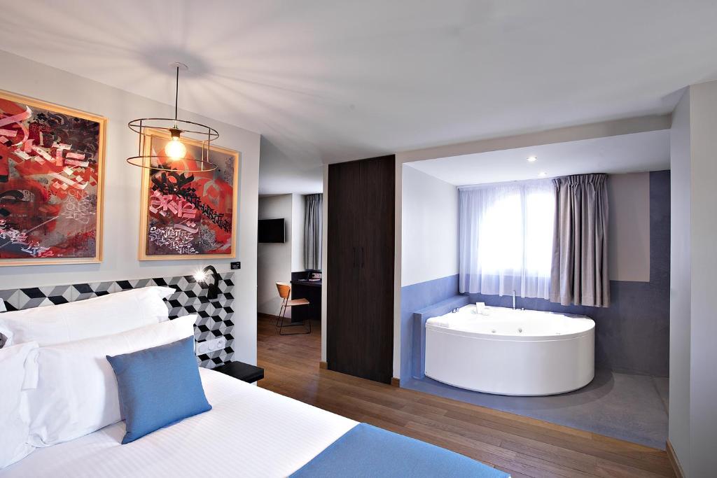 Postel nebo postele na pokoji v ubytování Boutique Hotel Villa du Taur