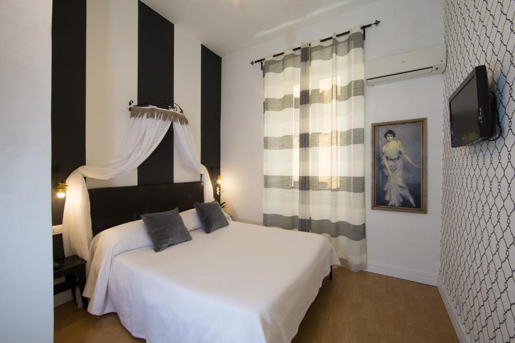 A bed or beds in a room at Ciao Bella Apartment