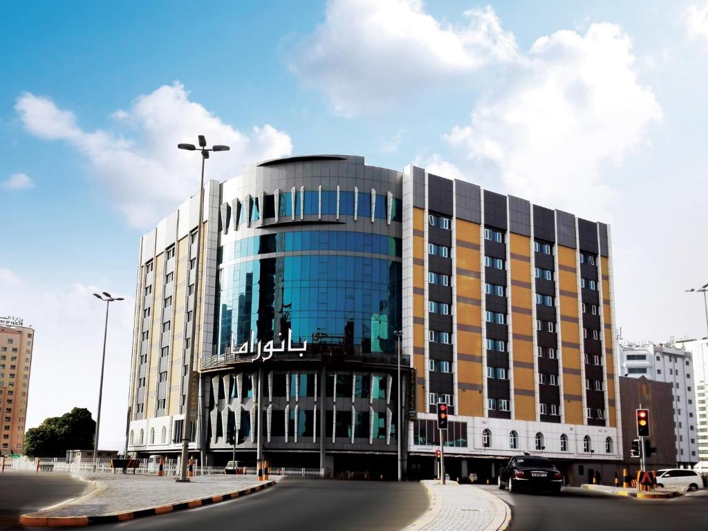 un gran edificio de oficinas con muchas ventanas en Panorama Hotel, en Manama