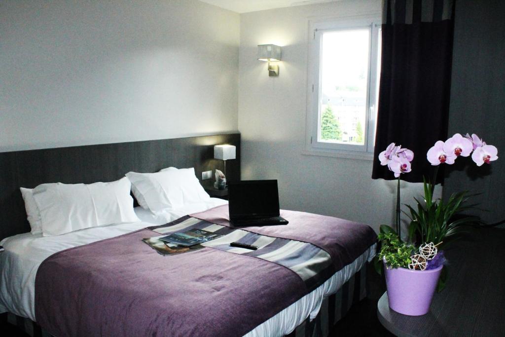 Postel nebo postele na pokoji v ubytování Hôtel des Rosiers