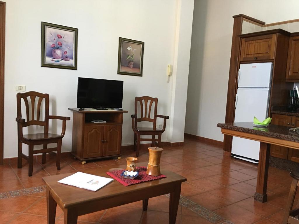 TV a/nebo společenská místnost v ubytování Apartamentos Los Verodes