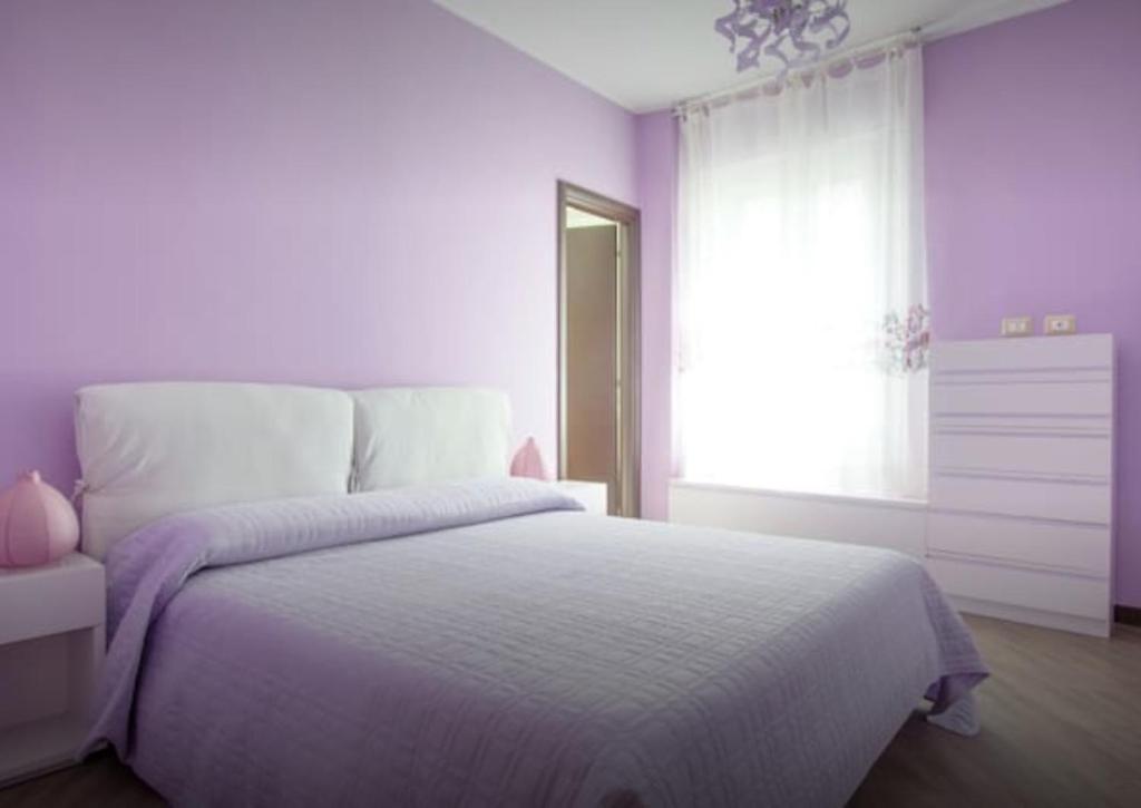 ローマにあるIl cerinoの紫の壁のベッドルーム1室(大型ベッド1台、窓付)