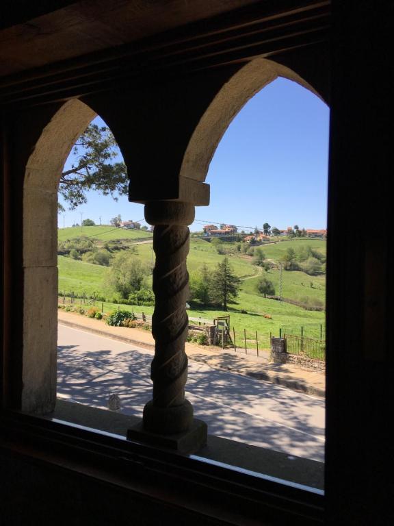 una ventana arqueada con vistas a la calle en Posada Rural El Trenti de Corona en Valoria