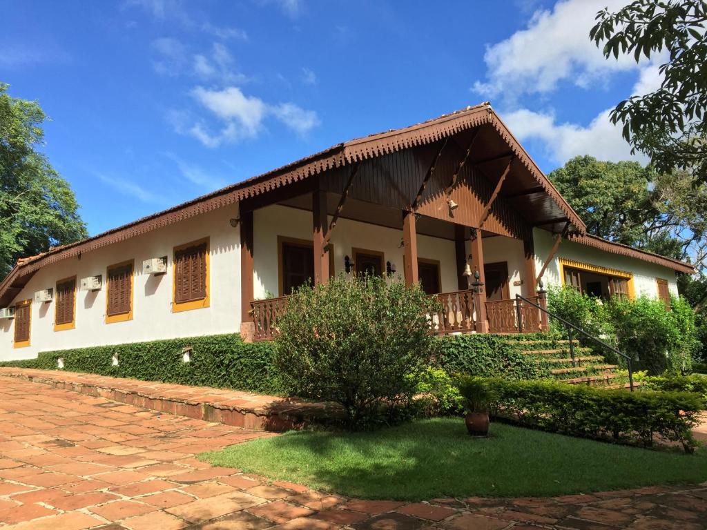 una casa con techo de gambrel en Pousada Fazenda Pinhalzinho en Ribeirão Claro